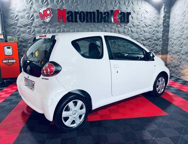 Usado Toyota Aygo X-play 69 HP (50 kW) 2013 Branco Citadino