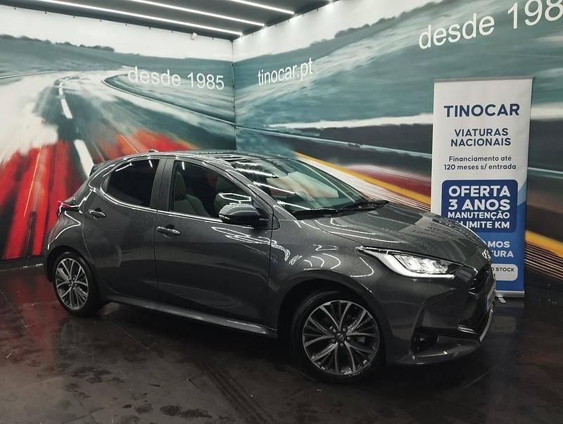 Usado Toyota Yaris Hybrid 115 HP (84 kW) 2022 Cinzento