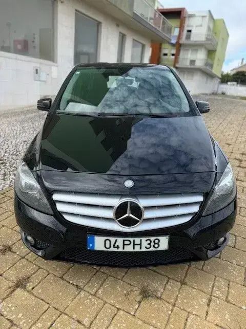 Preto Usado 2014 Mercedes B160 Monovolume | € 15.000 - Imagem 1/4