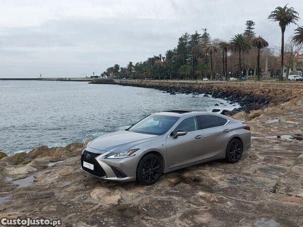 Usado Lexus ES300H Sport Line 223 HP (164 kW) 2024 Cinza Sedan