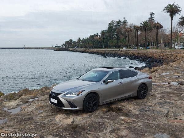 Cinza Usado 2024 Lexus ES300H Sport Line Sedan | € 58.000 - Imagem 1/1