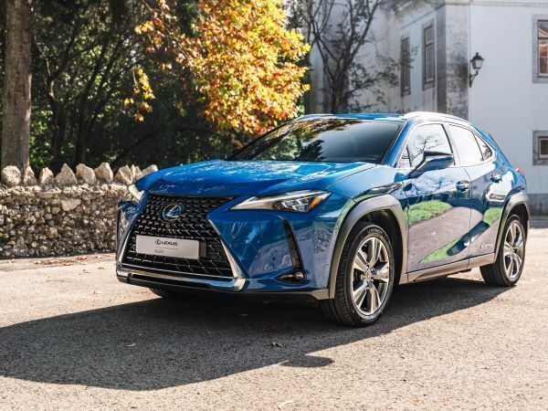 Azul Usado 2021 Lexus UX 300e Luxury Line SUV | € 34.950 - Imagem 1/4