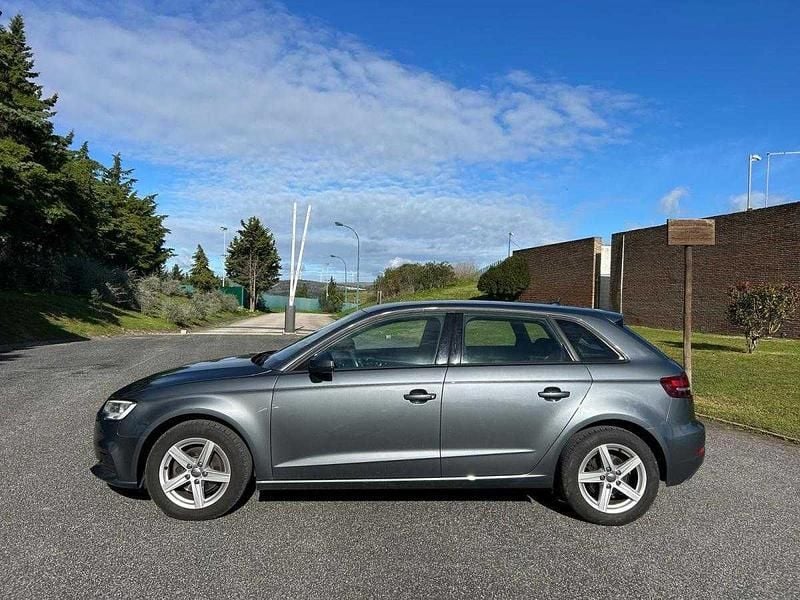 Usado Audi A3 Sport 116 HP (85 kW) 2019 Cinza Sedan