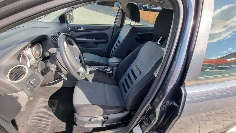 Usado Ford Focus 90 HP (66 kW) 2010 Cinzento Carrinha