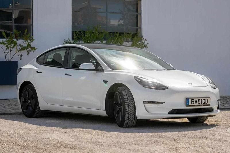 Branco Usado 2023 Tesla Model 3 Sedan | € 31.500 (Preço justo) - Imagem 1/4
