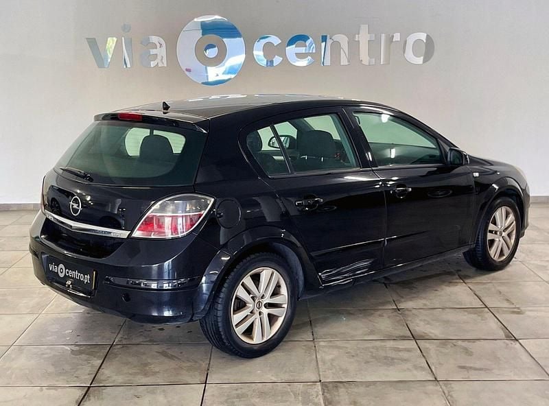 Usado Opel Astra Cosmo 90 HP (66 kW) 2007 Preto Citadino