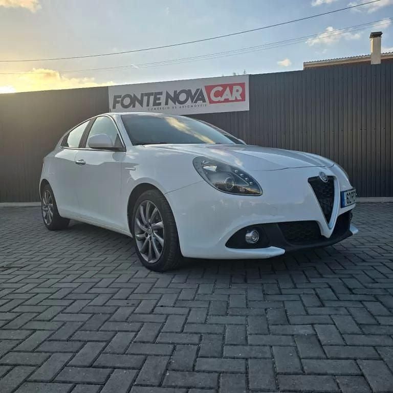 Usado Alfa Romeo Giulietta Exclusive 120 HP (88 kW) 2016 Branco Citadino