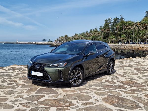 Verde Usado 2023 Lexus UX SUV | € 48.000 - Imagem 1/4
