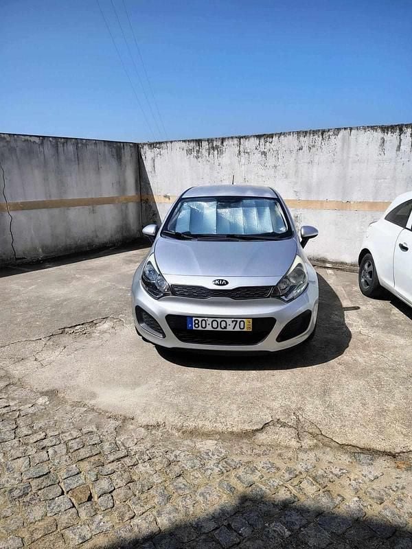 Cinzento Usado 2014 Kia Rio Sedan | € 4.500 (Preço justo) - Imagem 1/4