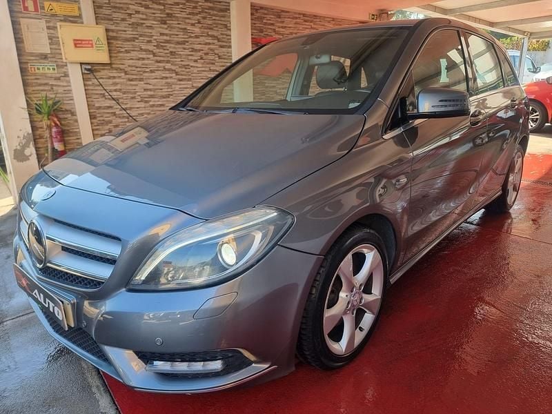 Usado Mercedes B180 109 HP (80 kW) 2012 Cinza Monovolume