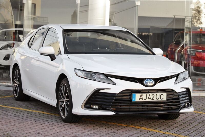 Branco Usado 2021 Toyota Camry Luxury Sedan | € 29.750 - Imagem 1/4