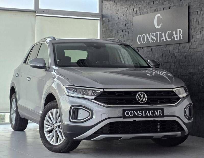 Cinzento Usado 2023 VW T-Roc Life SUV | € 22.250 (Preço justo) - Imagem 1/4