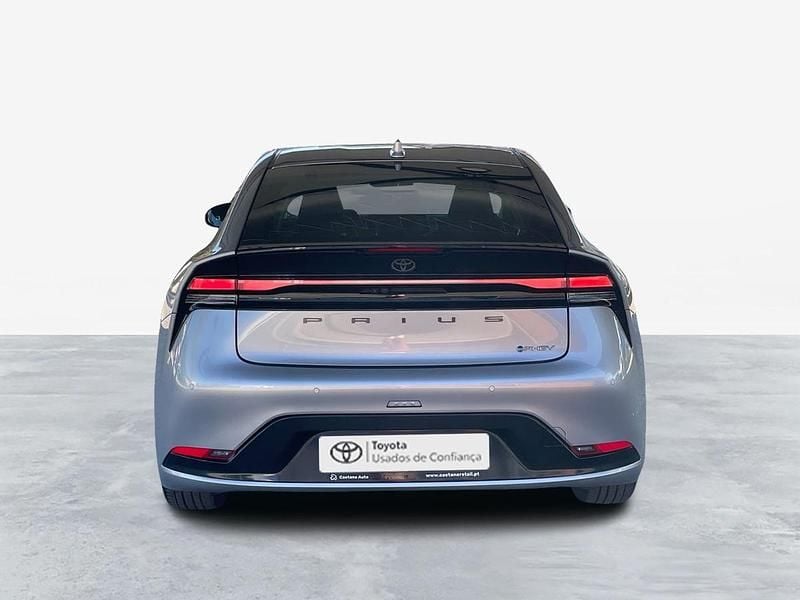 Usado Toyota Prius Luxury 223 HP (164 kW) 2025 Cinza (pintura metalizada) Citadino