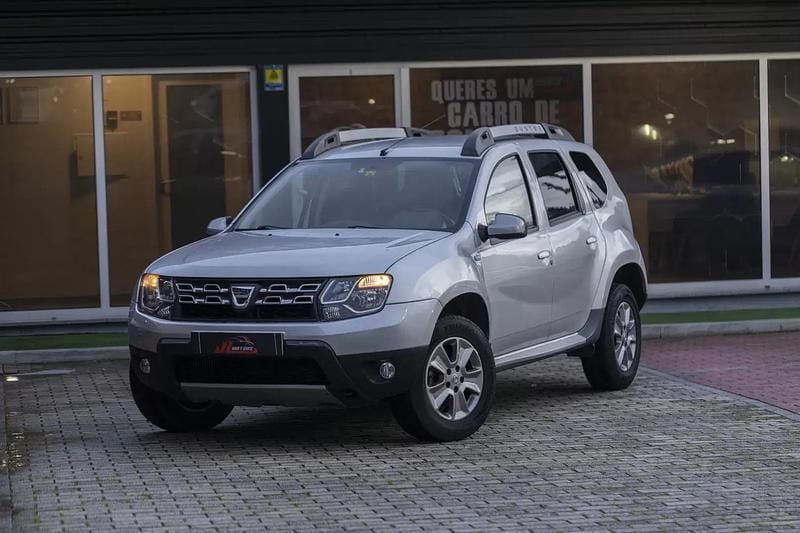 Usado Dacia Duster Comfort 85 HP (62 kW) 2015 Cinza prata SUV