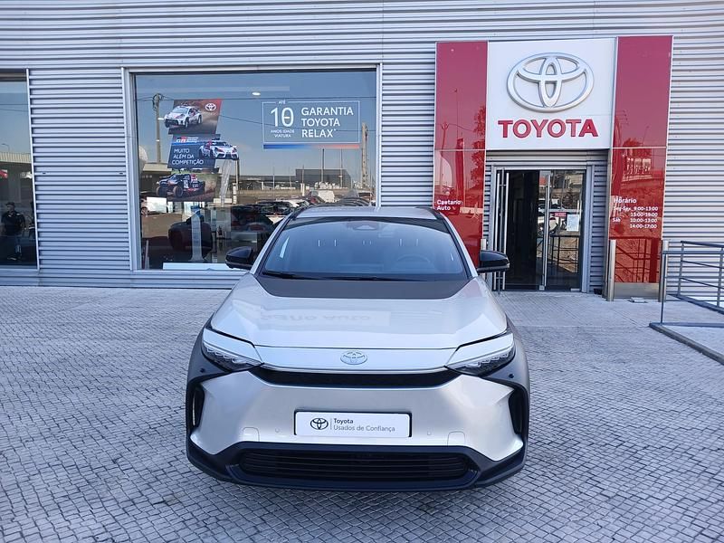 Cinza (pintura metalizada especial) Usado 2024 Toyota bZ4X Premium SUV | € 38.500 - Imagem 1/4