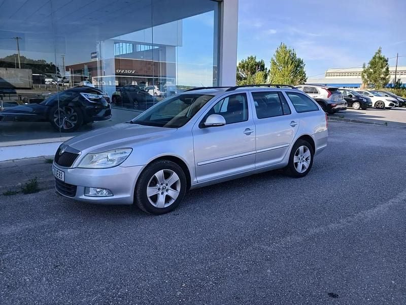 Cinza prata Usado 2010 Skoda Octavia Elegance Carrinha | € 9.500 (Preço justo) - Imagem 1/4