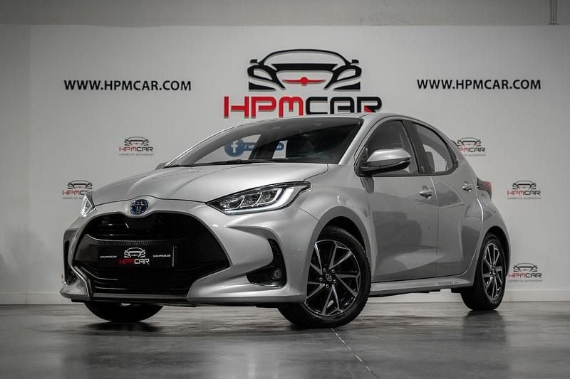 Usado Toyota Yaris Hybrid 115 HP (84 kW) 2023 Cinza