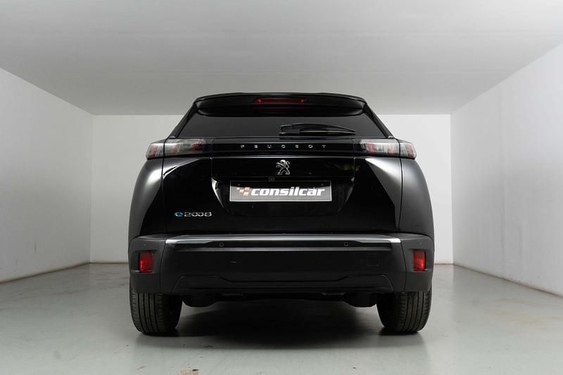 Usado Peugeot e-2008 Allure 100 kW (136 HP) 2023 Preto SUV
