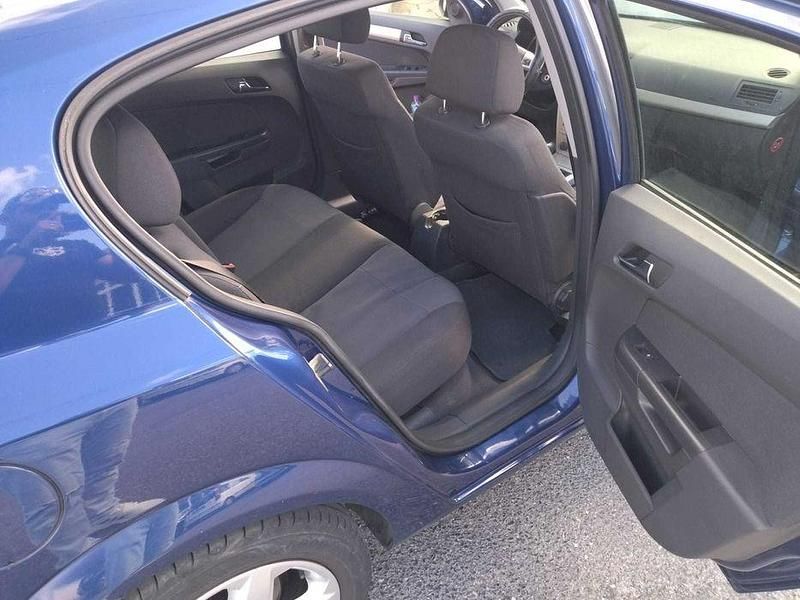 Usado Opel Astra 90 HP (66 kW) 2008 Sedan