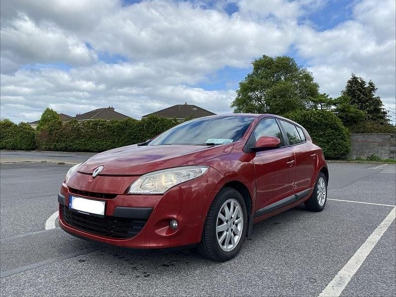Vermelho Usado 2010 Renault Mégane III Citadino | € 2.990 - Imagem 1/4