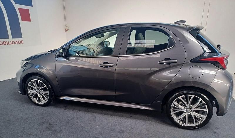 Usado Toyota Yaris Hybrid Luxury 115 HP (84 kW) 2024 Cinza