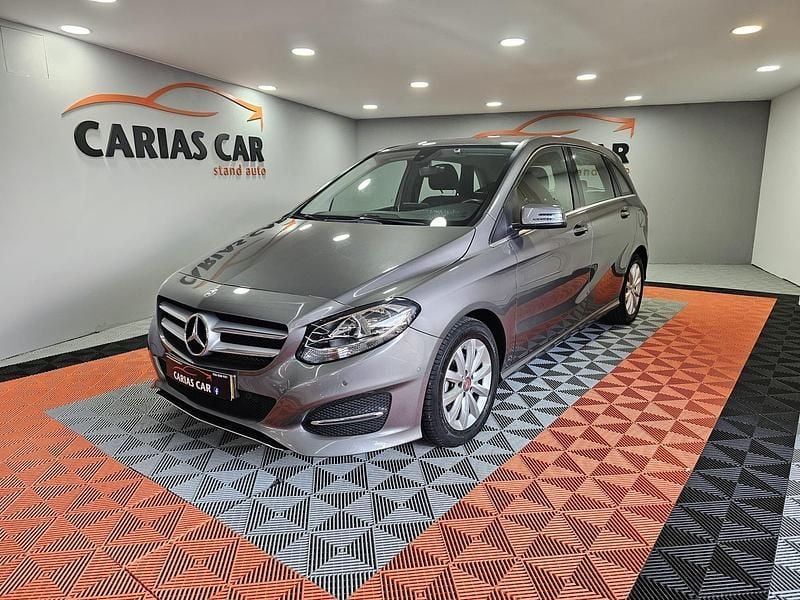Cinza Usado 2016 Mercedes B180 Urban Monovolume | € 17.990 (Preço justo) - Imagem 1/4
