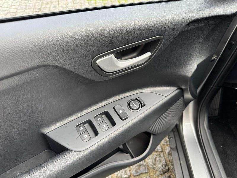 Usado Kia Stonic 84 HP (61 kW) 2025 Cinzento SUV