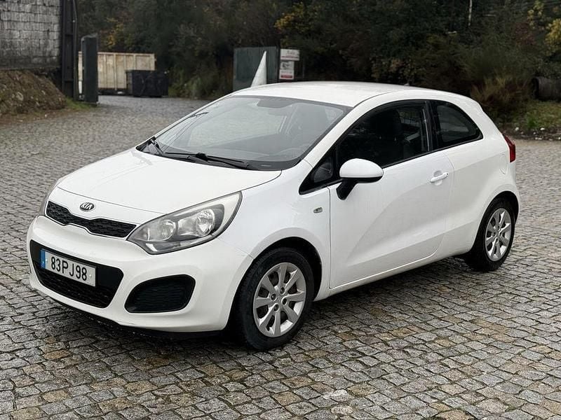 Usado Kia Rio 75 HP (55 kW) 2015