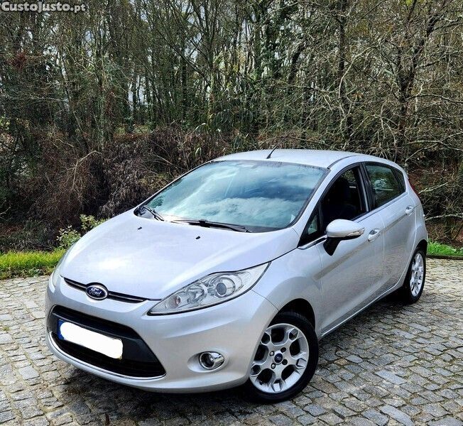 Cinza Usado 2012 Ford Fiesta Titanium Citadino | € 5.000 (Preço justo) - Imagem 1/1