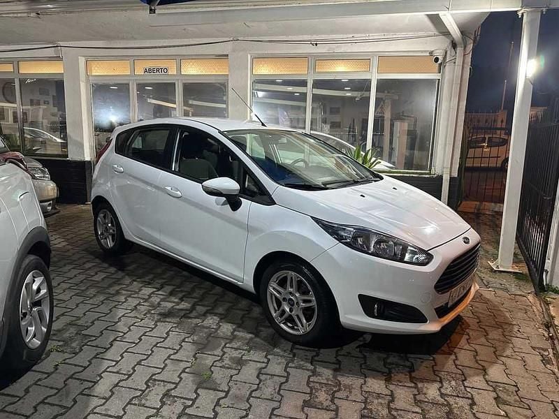 Usado Ford Fiesta Active 85 HP (62 kW) 2015 Branco Citadino