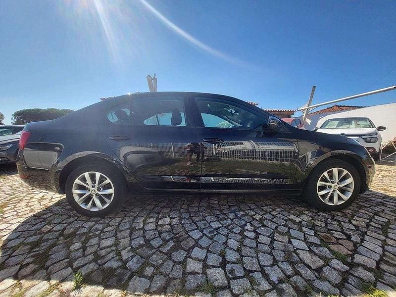 Usado Skoda Octavia 150 HP (110 kW) 2019 Preto