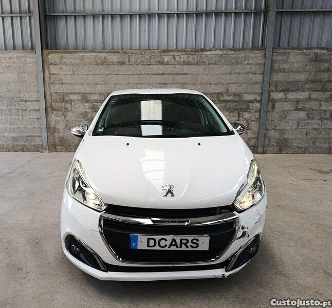 Branco Usado 2017 Peugeot 208 Style Citadino | € 5.980 - Imagem 1/1
