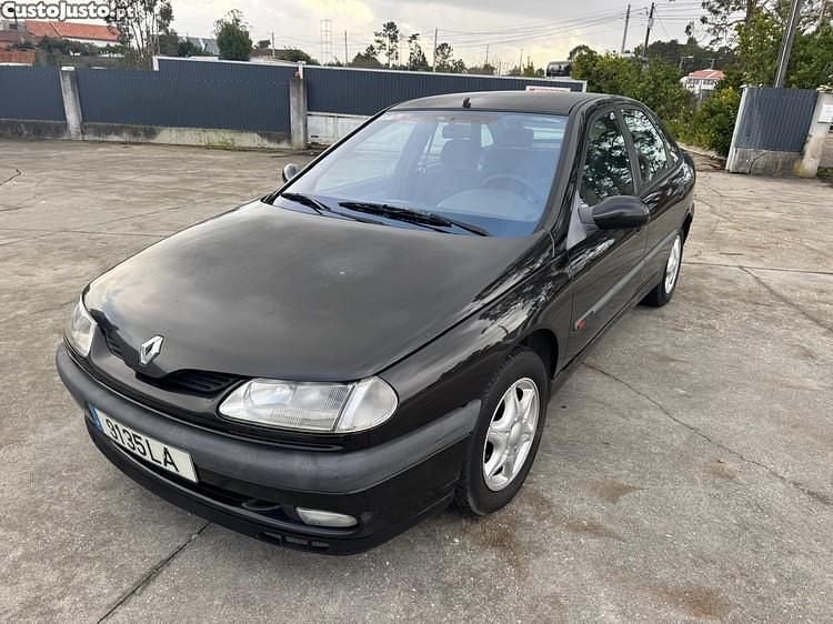 Usado Renault Laguna 100 HP (73 kW) 1998 Preto Sedan