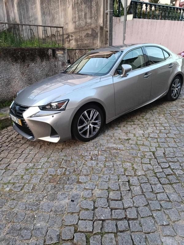 Cinzento Usado 2018 Lexus IS300h Sedan | € 26.900 - Imagem 1/4