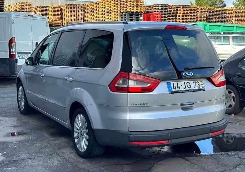 Usado Ford Galaxy 140 HP (102 kW) 2010 Cinzento Monovolume