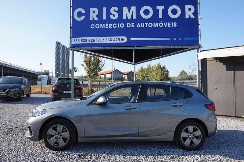 Cinzento Usado 2022 BMW 118 Citadino | € 21.650 (Bom preço) - Imagem 1/4