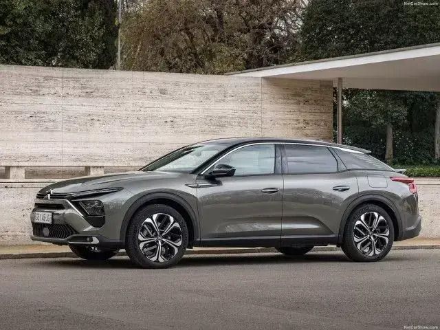Cinzento Usado 2022 Citroën C5 X Feel SUV | € 27.500 - Imagem 1/3