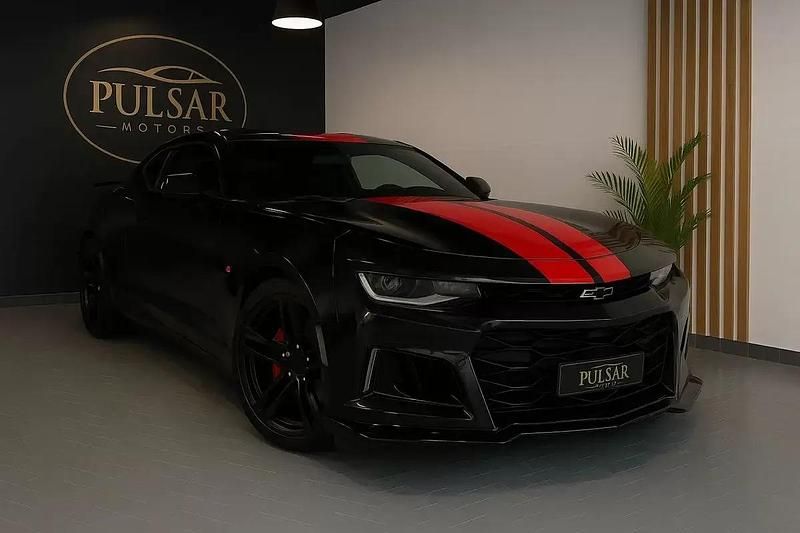 Preto Usado 2017 Chevrolet Camaro Coupé | € 43.900 - Imagem 1/4
