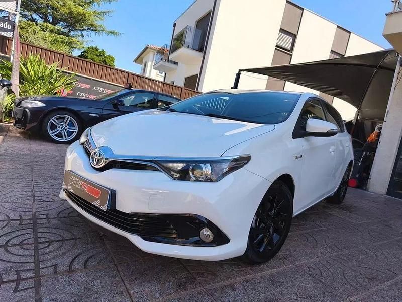 Usado Toyota Auris Hybrid Comfort 136 HP (100 kW) 2016 Branco Citadino
