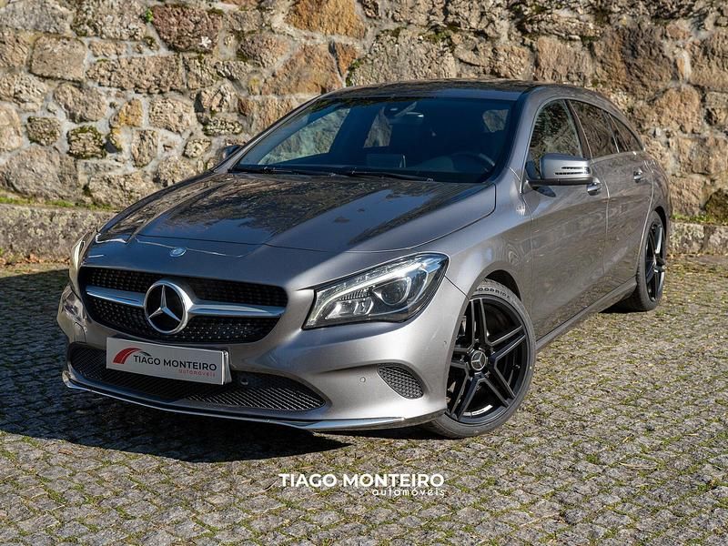 Cinza Usado 2017 Mercedes CLA180 Urban Sedan | € 20.990 (Preço elevado) - Imagem 1/4