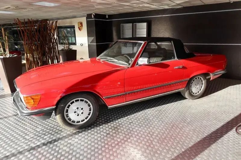 Usado Mercedes SL280 197 HP (144 kW) 1983 Vermelho Cabrios