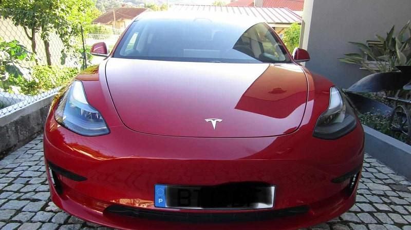 Vermelho Usado 2020 Tesla Model 3 Standard Range Plus Sedan | € 26.500 (Preço justo) - Imagem 1/4