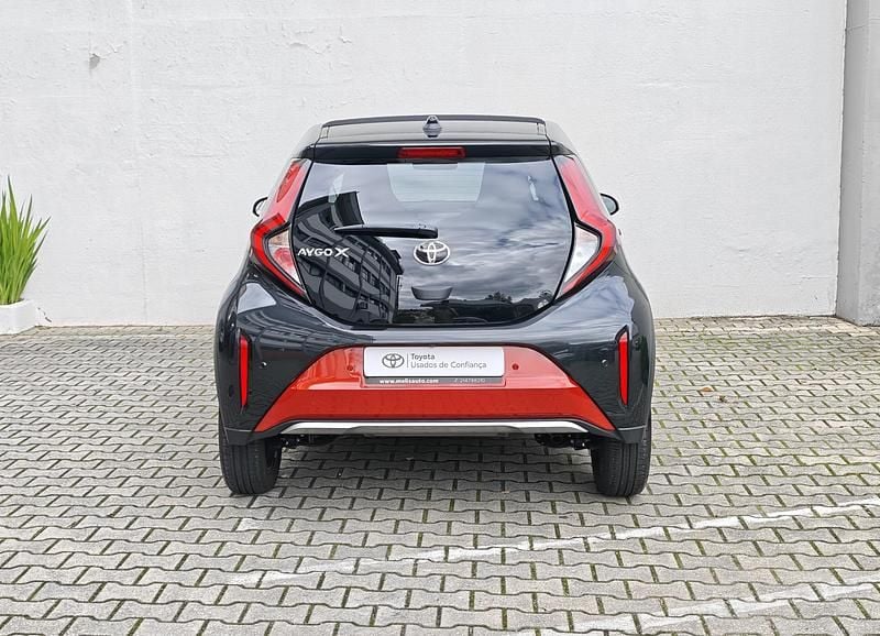 Usado Toyota Aygo X Envy 72 HP (52 kW) 2025 Vermelho (pintura metalizada especial) SUV