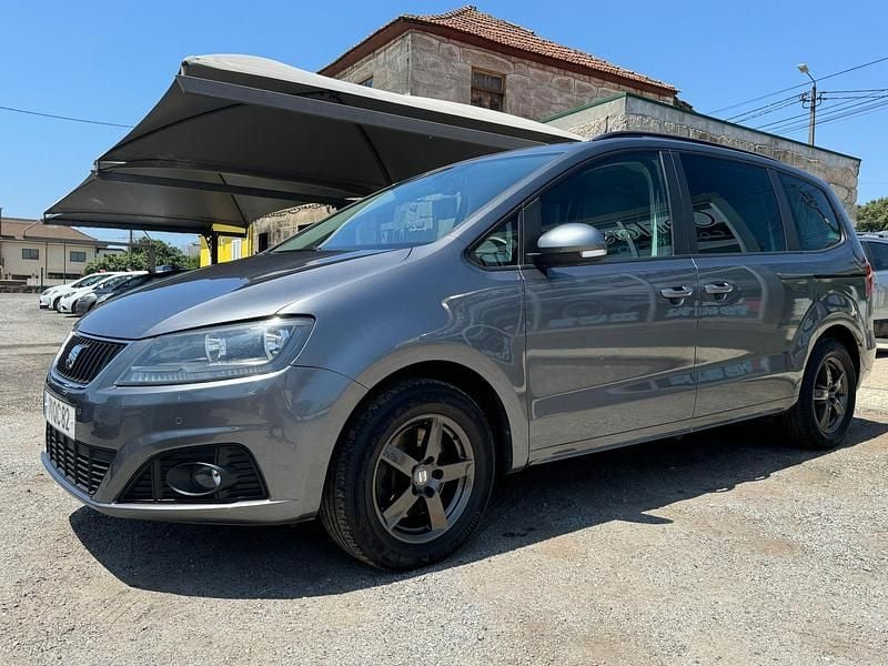 Usado Seat Alhambra Reference 140 HP (102 kW) 2015 Cinzento (metalizado) Monovolume