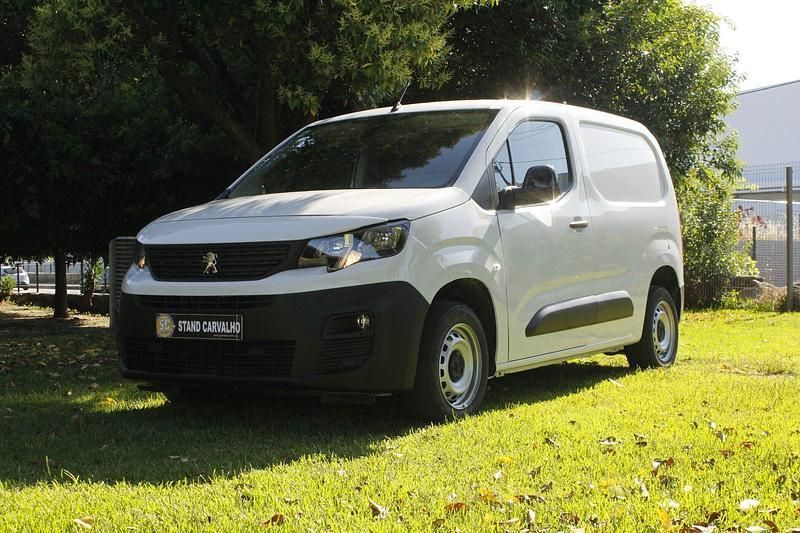 Branco Usado 2022 Peugeot Partner Monovolume | € 17.500 (Preço justo) - Imagem 1/4