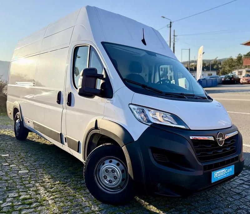 Usado Opel Movano 165 HP (121 kW) 2023 Branco Sedan