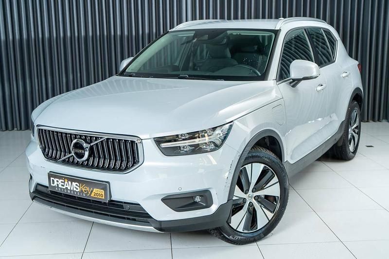 Cinza Usado 2020 Volvo XC40 Momentum SUV | € 29.400 (Preço justo) - Imagem 1/4