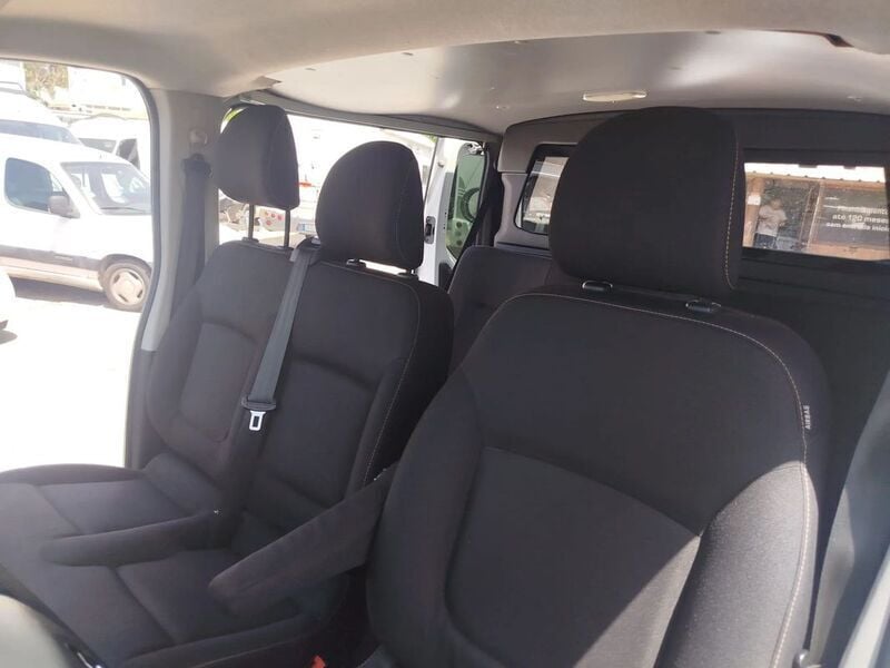 Usado Renault Trafic Intens 120 HP (88 kW) 2015 Branco Monovolume