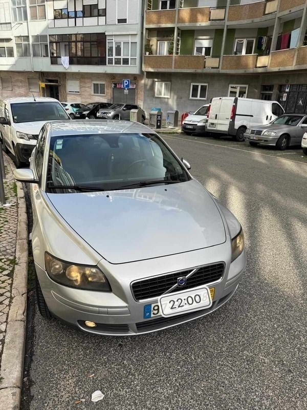 Cinzento Usado 2005 Volvo S40 Sedan | € 3.800 (Bom preço) - Imagem 1/4