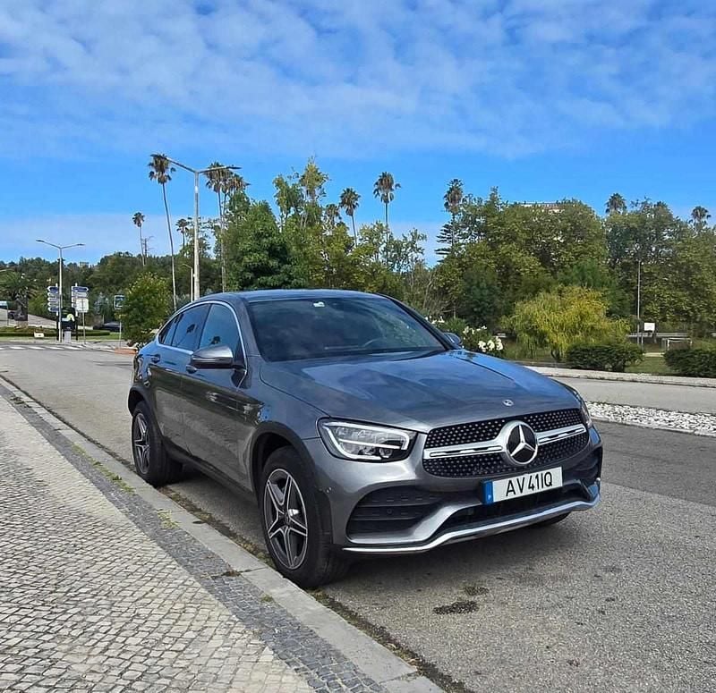 Cinzento Usado 2021 Mercedes GLC300 Citadino | € 54.500 (Preço elevado) - Imagem 1/4